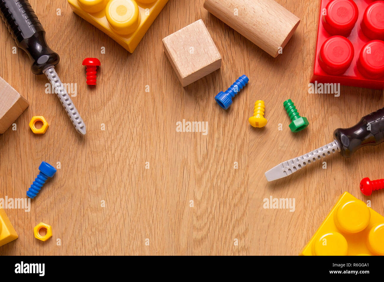 Kinder Spielzeug Rahmen Hintergrund mit Spielzeug Tools, Blöcke und Würfel auf hölzernen Tisch Stockfoto