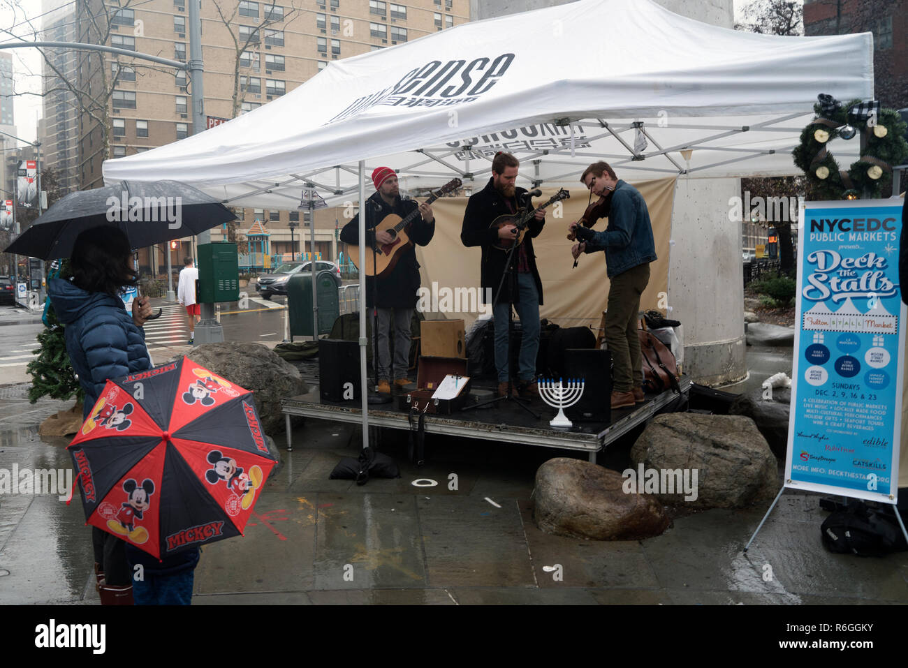 Die Musiker spielten an einem bauernmarkt unter der Schirmherrschaft der Stadt New York Wirtschaftsförderungsgesellschaft auf Fulton und Wasser Straßen in der Stockfoto