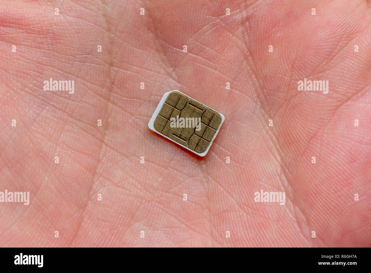 Nano-SIM-Karte auf dem Palm eines Mannes, Ansicht von oben Stockfoto