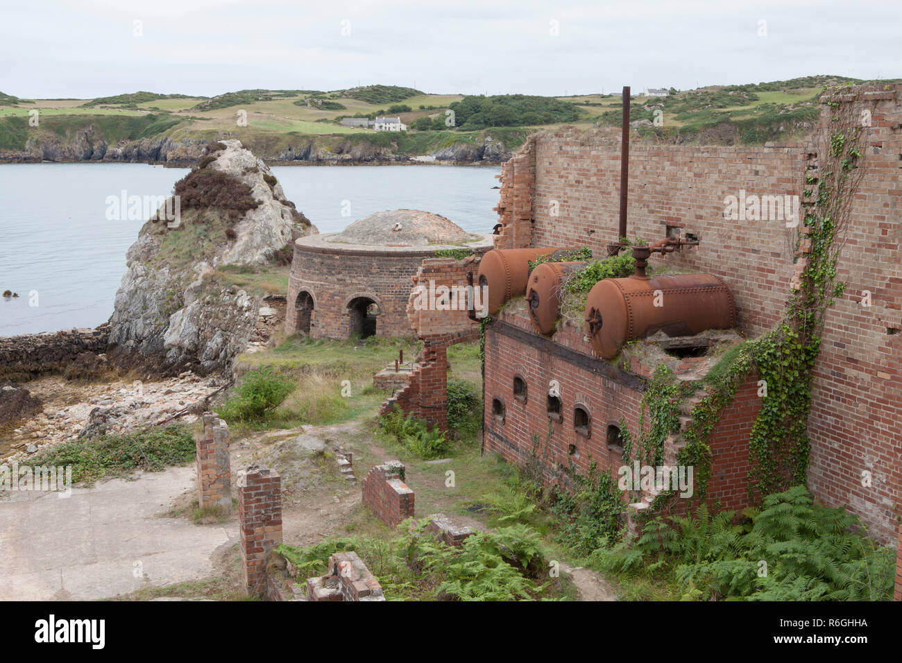 Porth Wen Ziegelei ist eine verlassene Industriegelände in der Nähe von Cemaes Bay an der nördlichen Küste von Anglesey, auf dem Küstenweg entfernt. Stockfoto