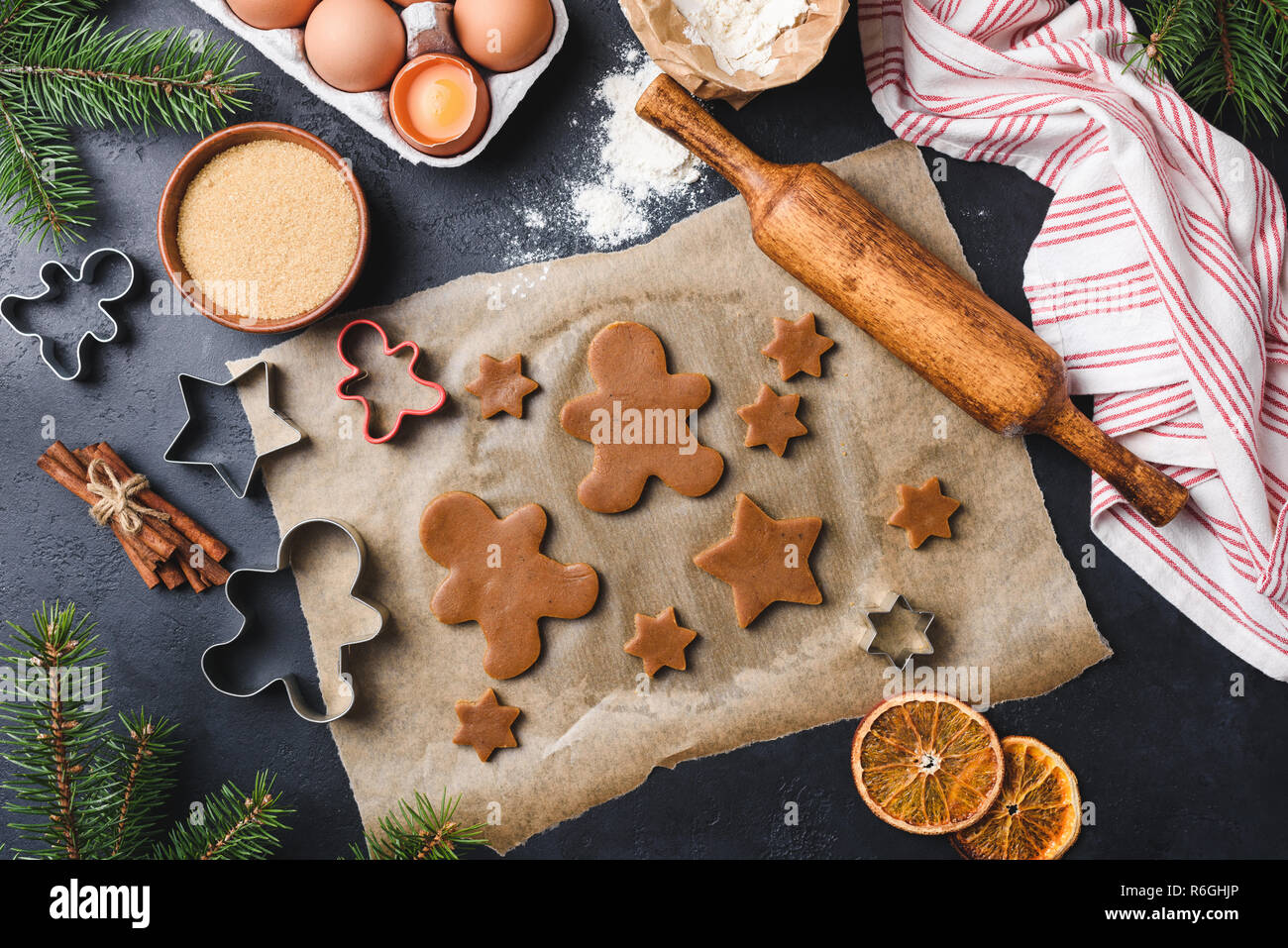 Vorbereitung von Lebkuchen Cookies auf Schwarz konkreten Hintergrund, Ansicht von oben. Advent und Weihnachten Stockfoto