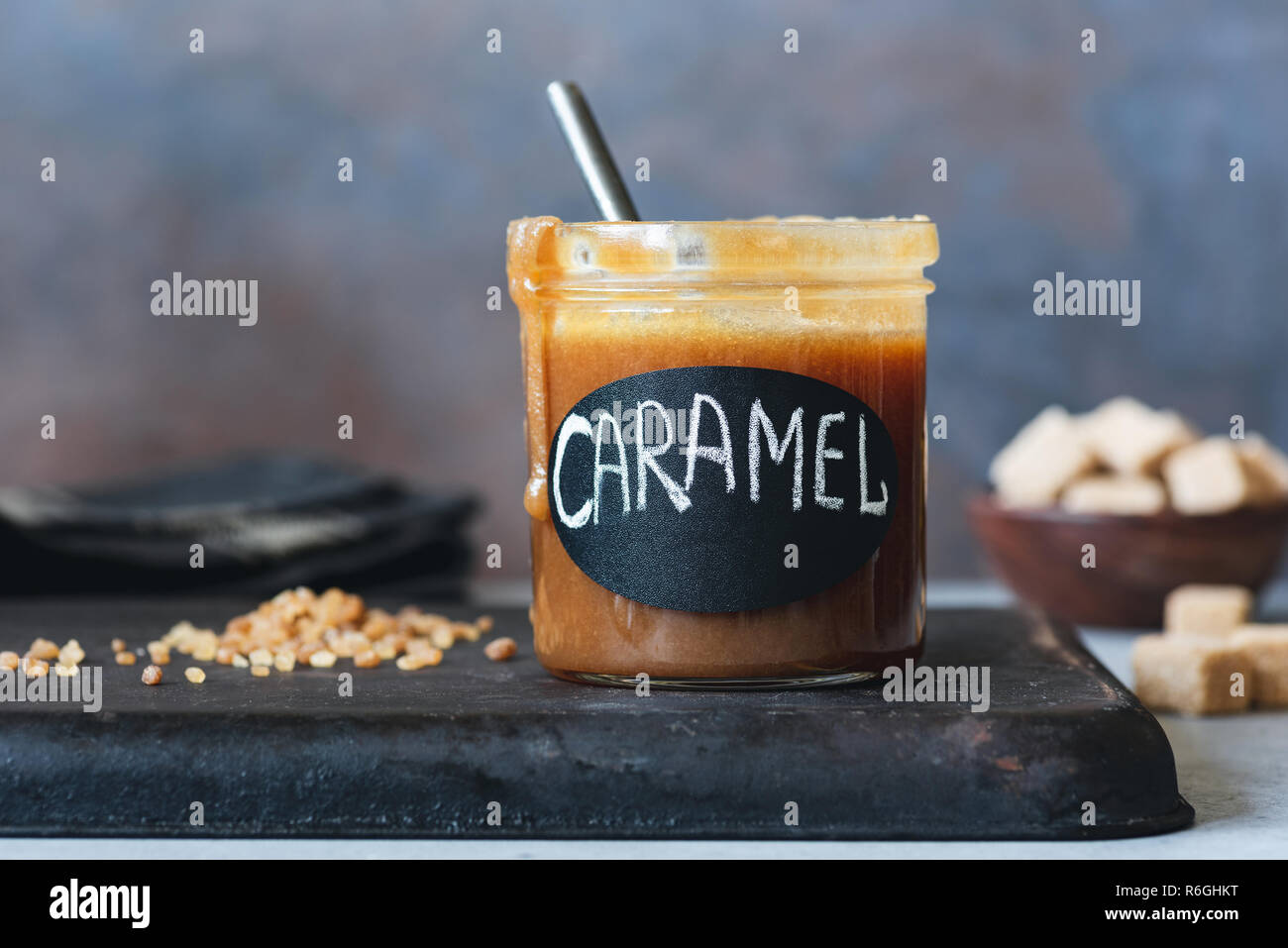 Hausgemachte gesalzen Karamell Sauce im Glas. Horizontale, ebene Oberfläche anzeigen Stockfoto