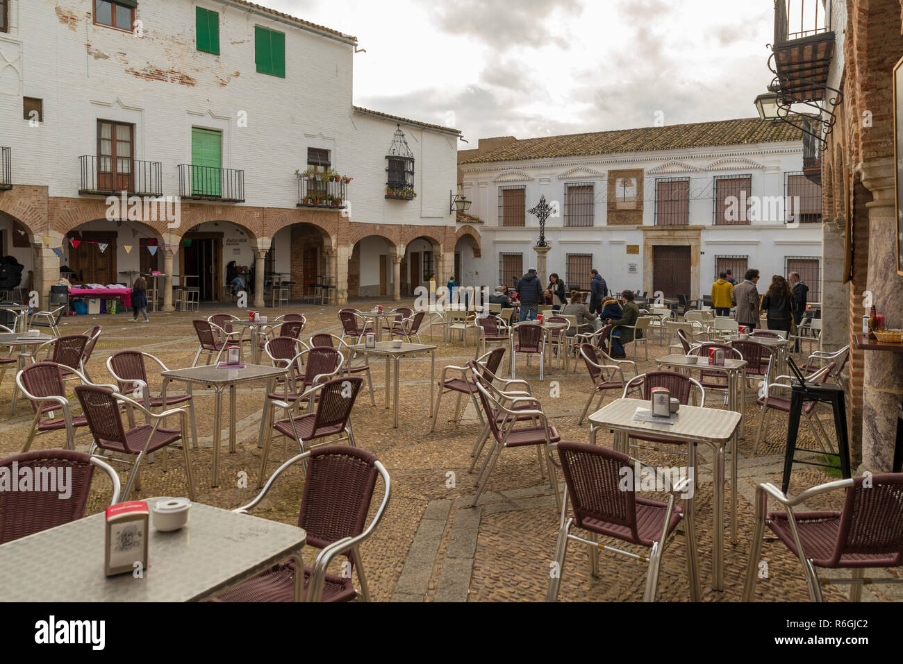 ZAFRA, Badajoz, Spanien - November 24, 2018: Die Menschen in den belebten Platz Klein (Plaza Chica) Stockfoto
