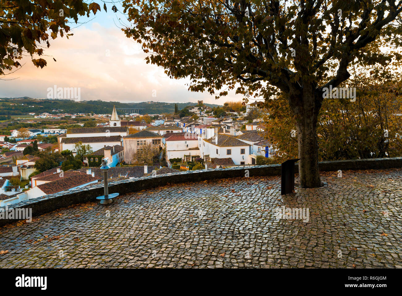 OBIDOS, PORTUGAL - November 20, 2018: Blick von Obidos bei Sonnenuntergang, Straßen, Plätze, Mauern und das Schloss sind ein beliebtes Ziel für Touristen Stockfoto