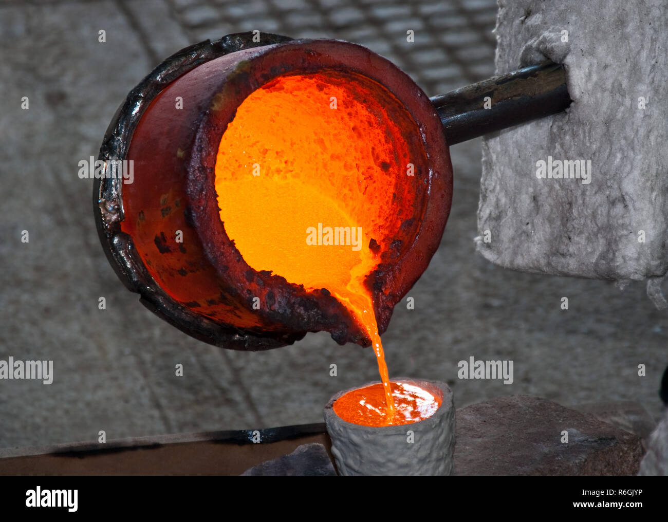 Heißes Metall. Gießen geschmolzene Bronze in Keramik Schale. Lost Wax  Casting Stockfotografie - Alamy