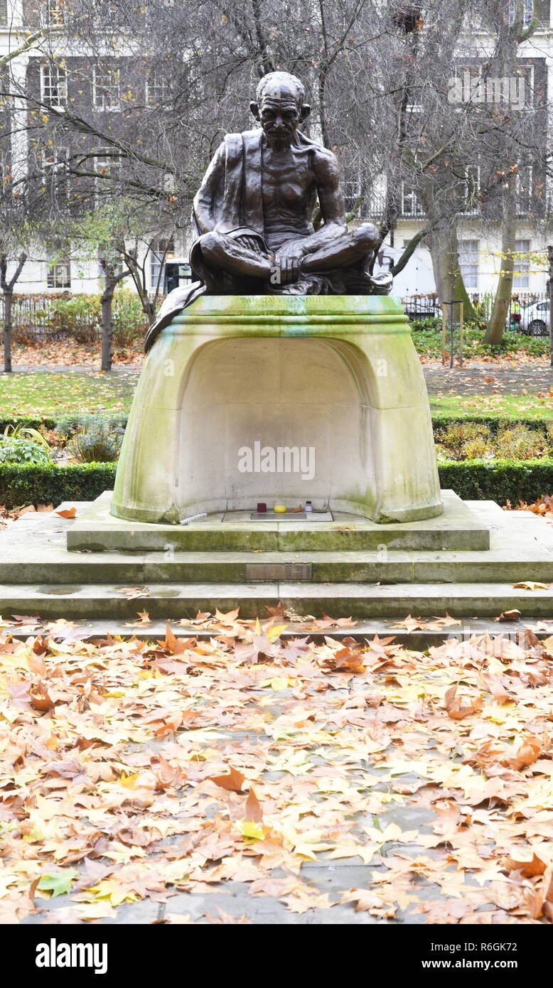 Statue von Mahatma Ghandi in Tavistock Square London. Von Fredda Brillante modelliert und im Jahr 1968 installiert. Die hohlen Sockel beabsichtigt war, und wird verwendet Stockfoto