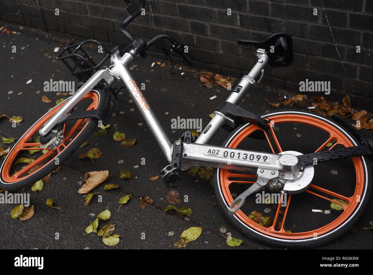 Ein gedumpten Mobike in einem Londoner Straße. Mobike ist eine kostengünstige bike Regelung sehr beliebt in China, die in London im Jahr 2017 gestartet Stockfoto