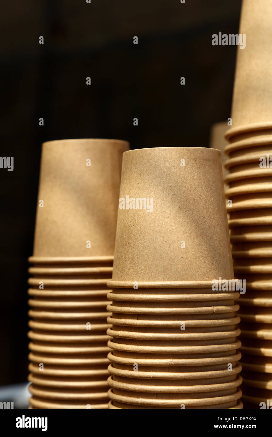 Stapel von Braun Kaffee Pappbecher Nahaufnahme Stockfoto