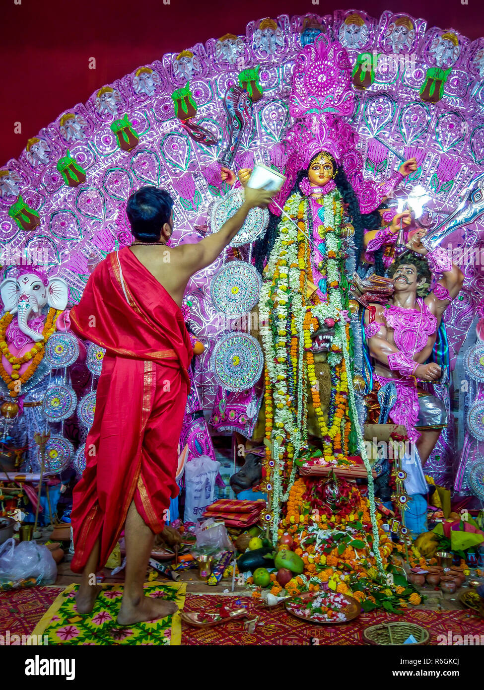 KOLKATA, West Bengal, Indien - 17. Oktober 2018: ein Priester die Durchführung der Rituale während der Durga Puja in Kalkutta, Kolkata, Indien Stockfoto