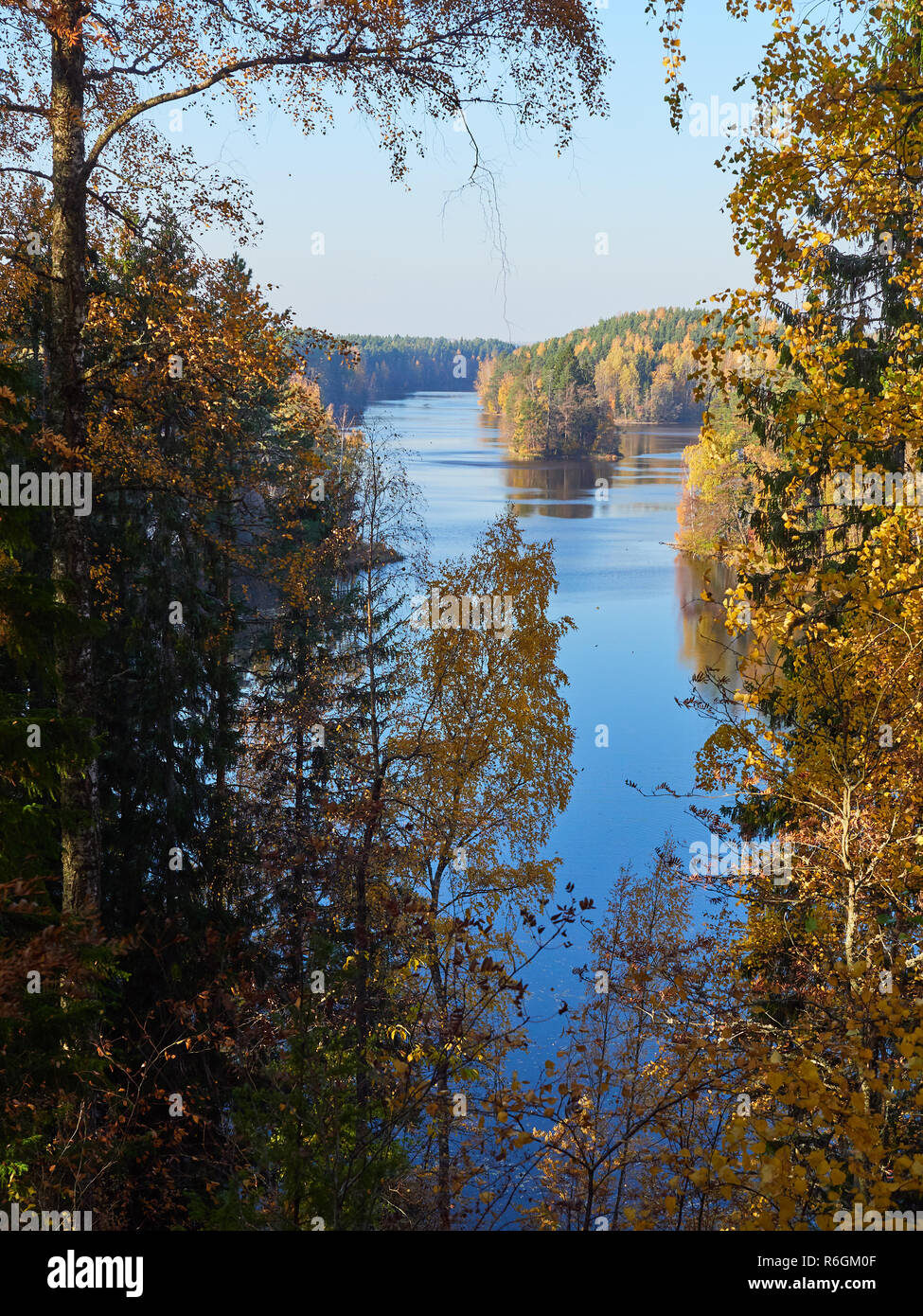 Herbst See Landschaft mit Herbstfarben im Naturpark in Finnland. Stockfoto