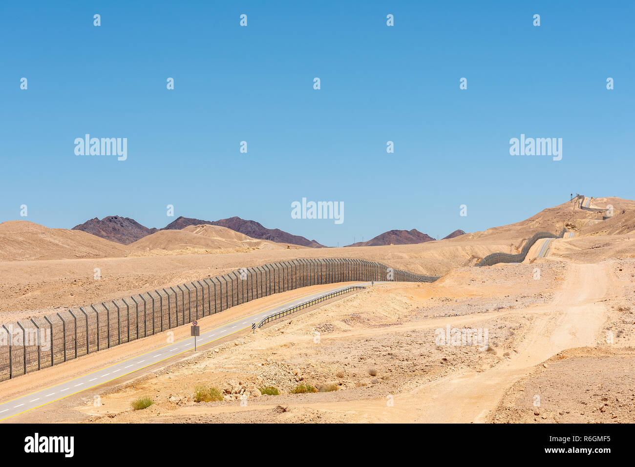 Israel Ägypten Grenzzaun im Negev und Sinai Wüsten Stockfoto