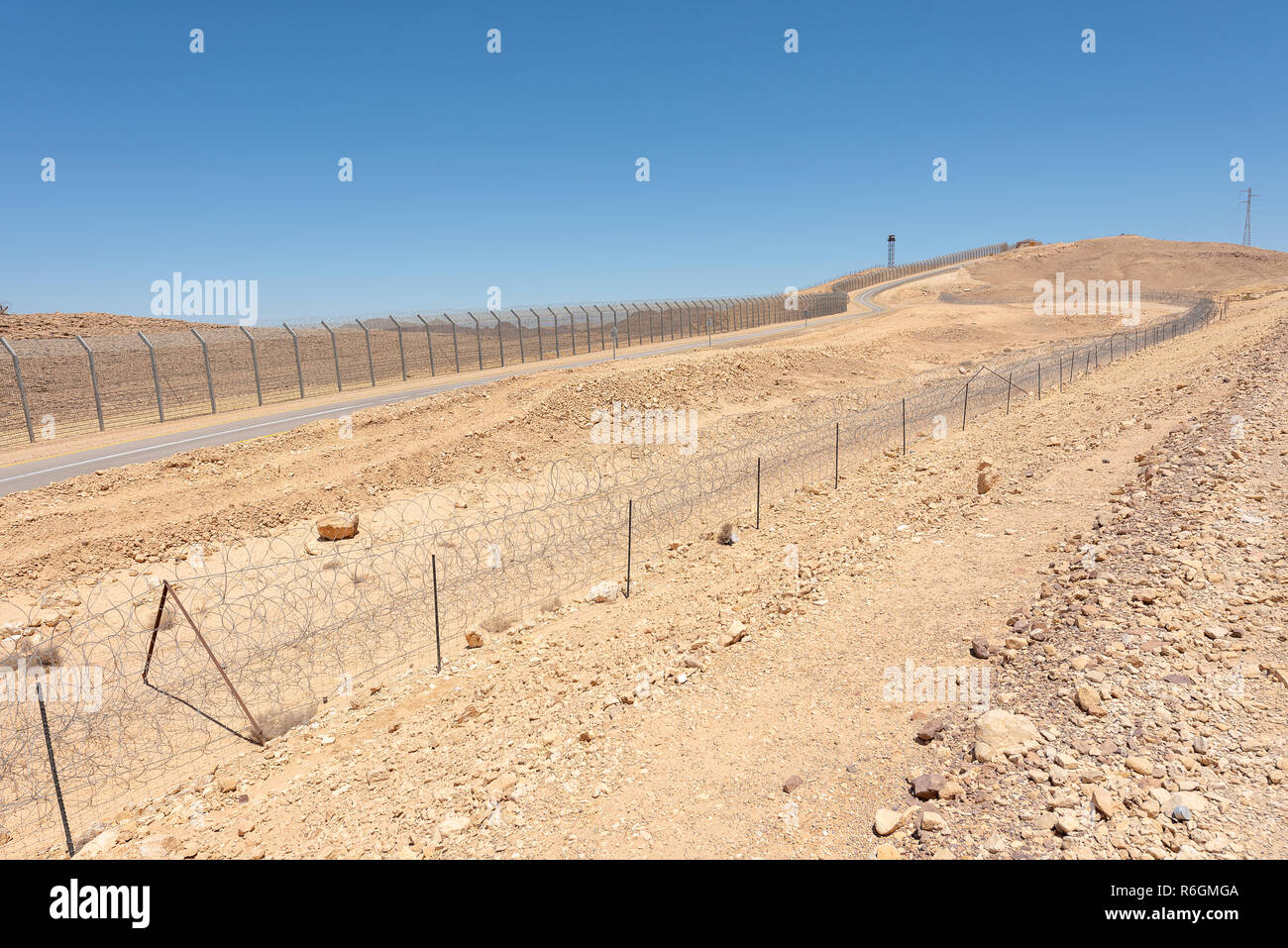 Israel Ägypten Grenzzaun im Negev und Sinai Wüsten Stockfoto