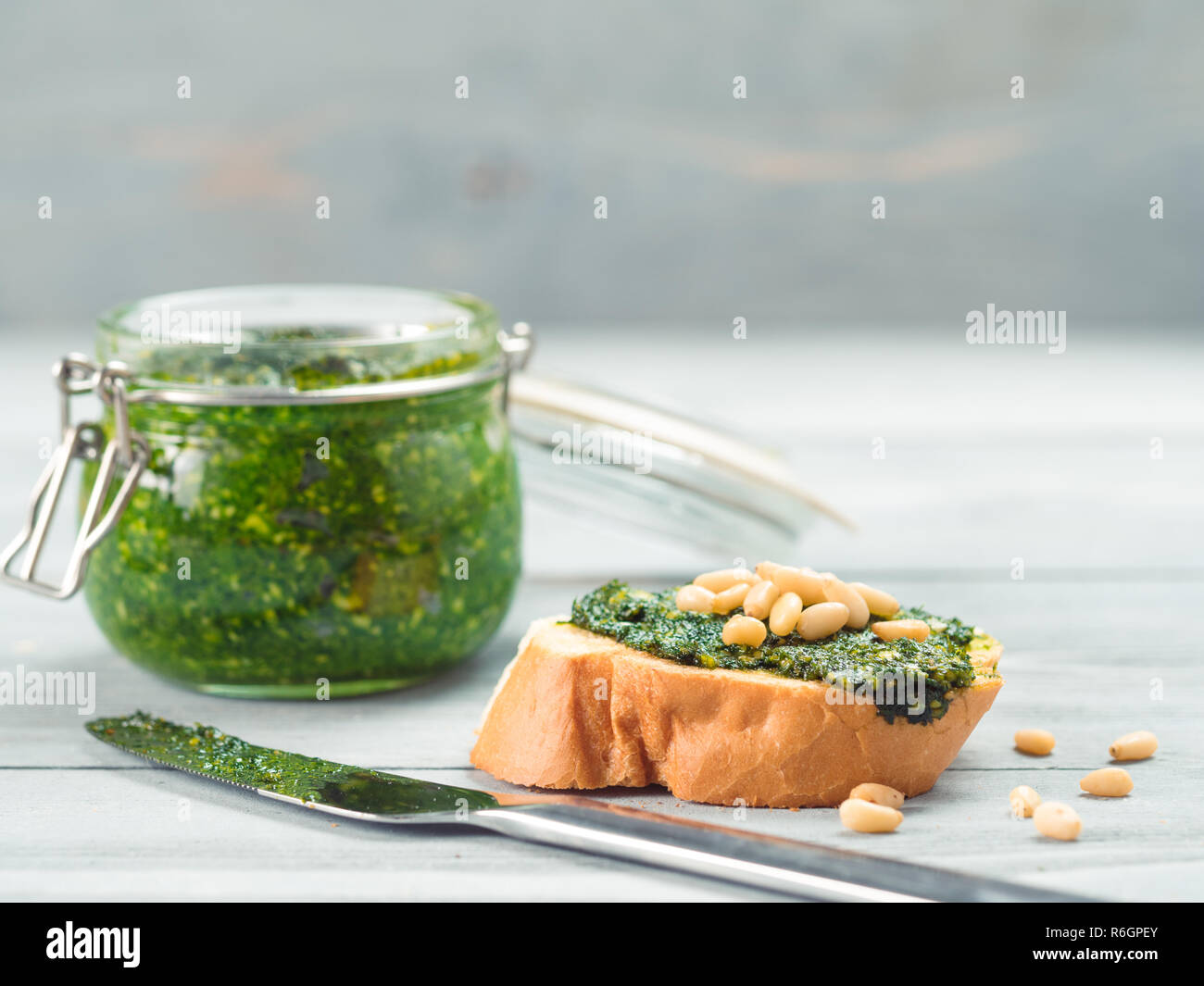 Baguette mit frischem Pesto Stockfoto