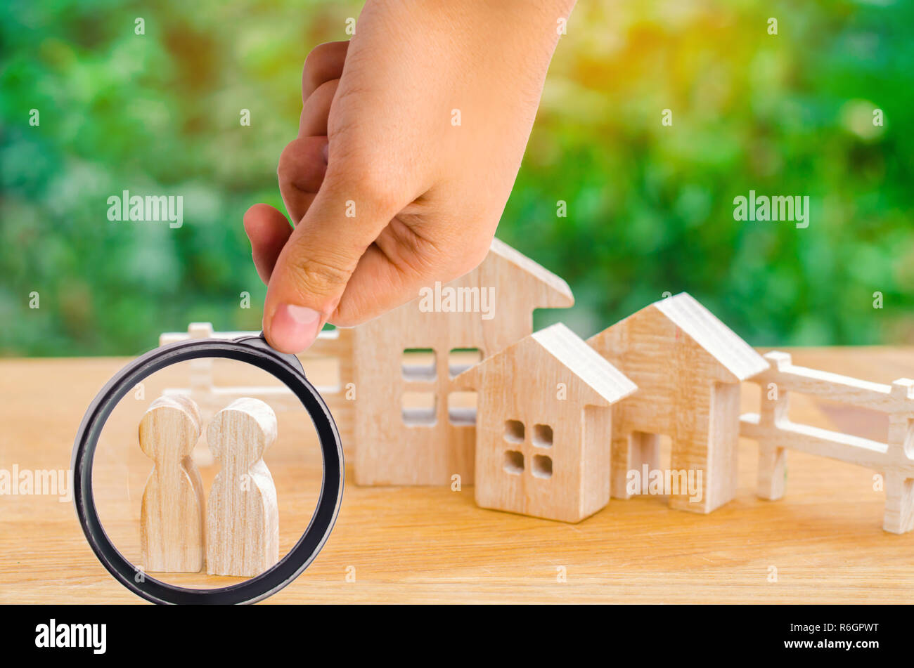 Die Familie steht in der Nähe von Ihrem Haus. Konzept von Immobilien Kauf, Verkauf, Miete ein Haus. Sachversicherung. bezahlbaren Wohnraum für junge Familien Stockfoto