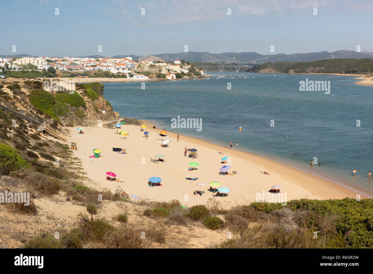 Praia de Vila Nova de Milfontes und über den Fluss Mira Blick nach Osten, zur Stadt, Vila Nova de Milfontes, Alentejo, Portugal, Europa Stockfoto