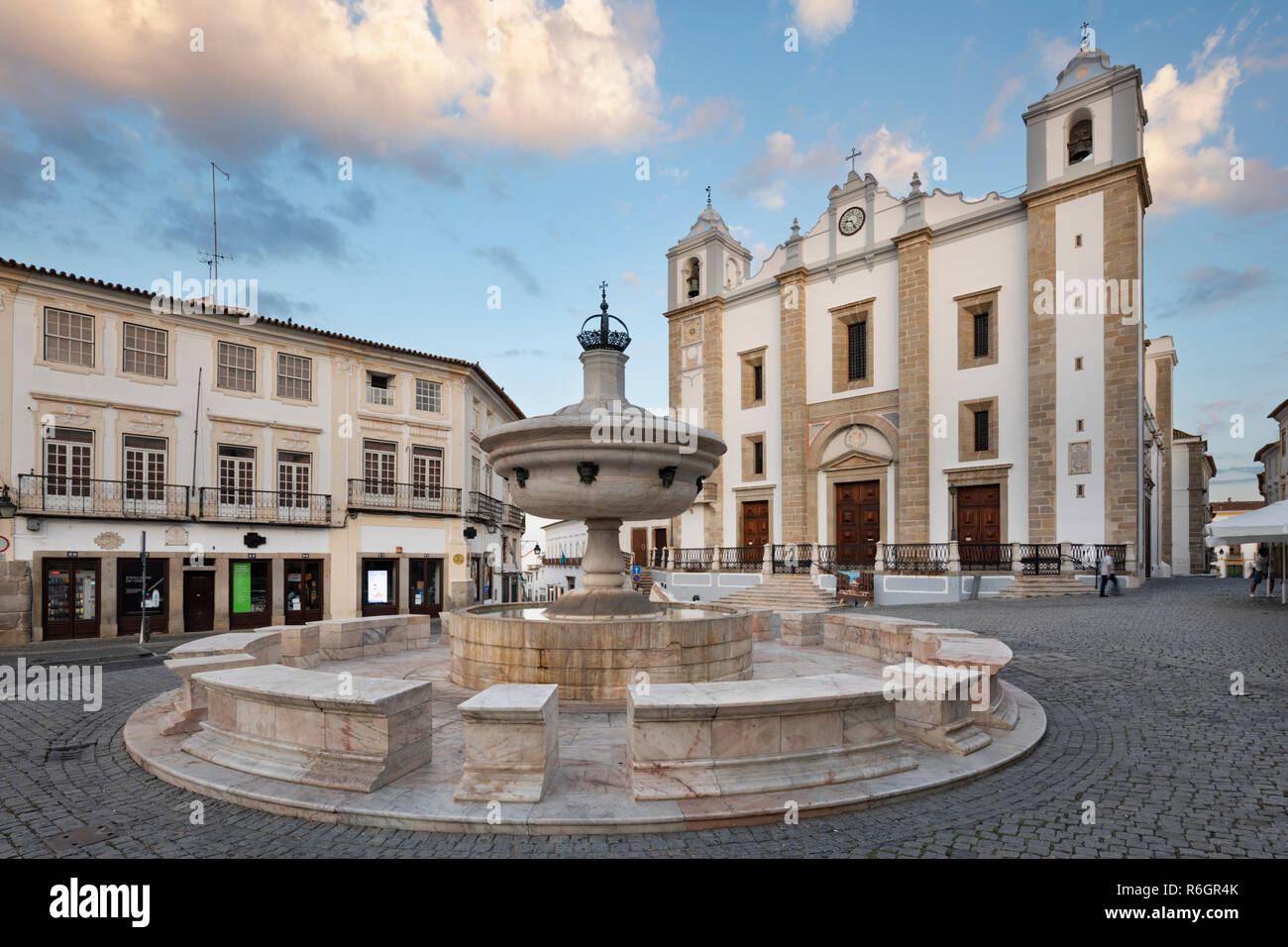 Praca do Giraldo und die Igreja de Santo Antao mit Brunnen bei Sonnenaufgang, Évora, Alentejo, Portugal, Europa Stockfoto