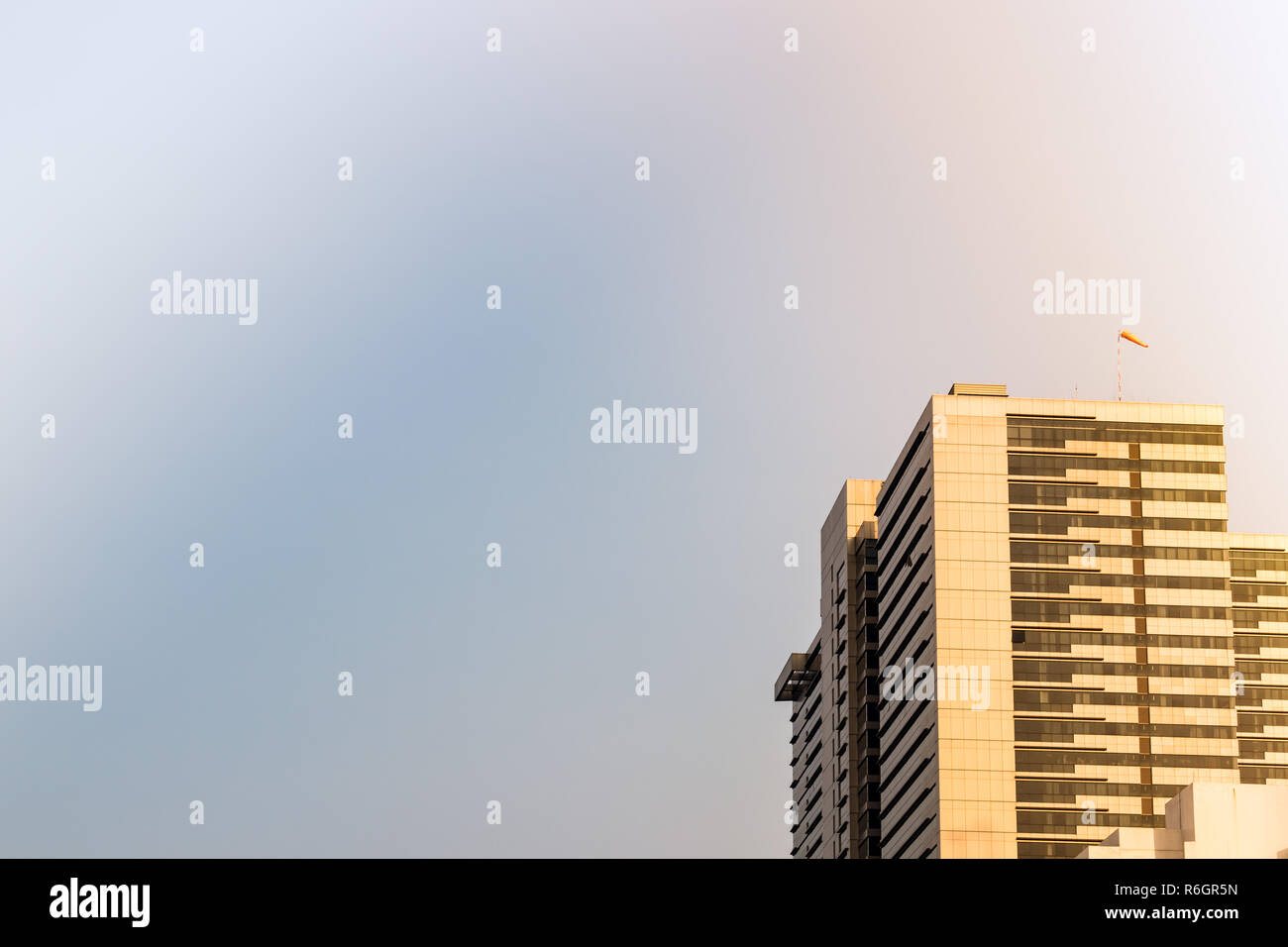 Hochhaus mit Sonnenschein und blauer Himmel erfolgt Stockfoto