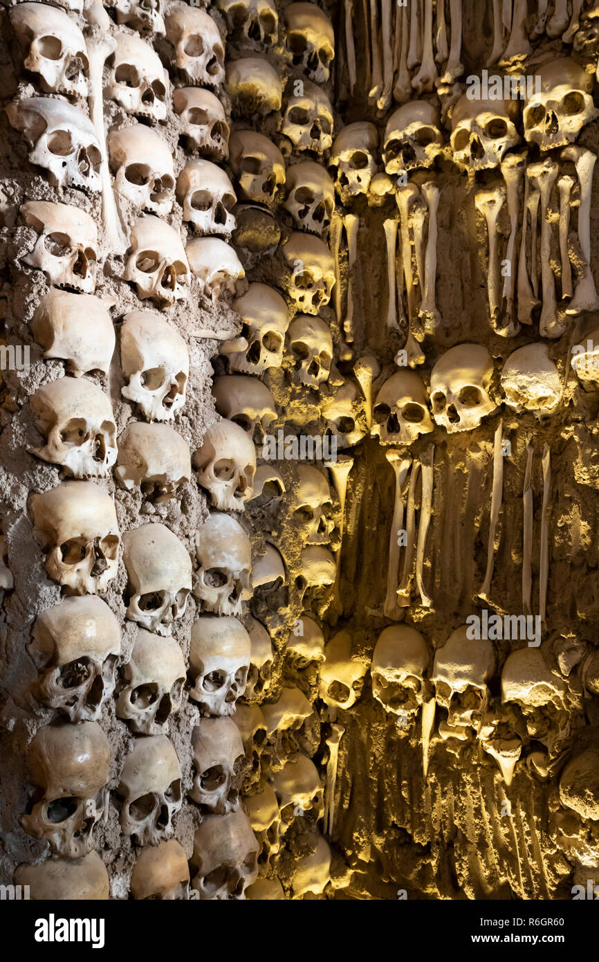 Schädel und Knochen der ehemaligen Mönche an den Wänden im Inneren der Capela dos Ossos Knochen Kapelle, Évora, Alentejo, Portugal, Europa Stockfoto