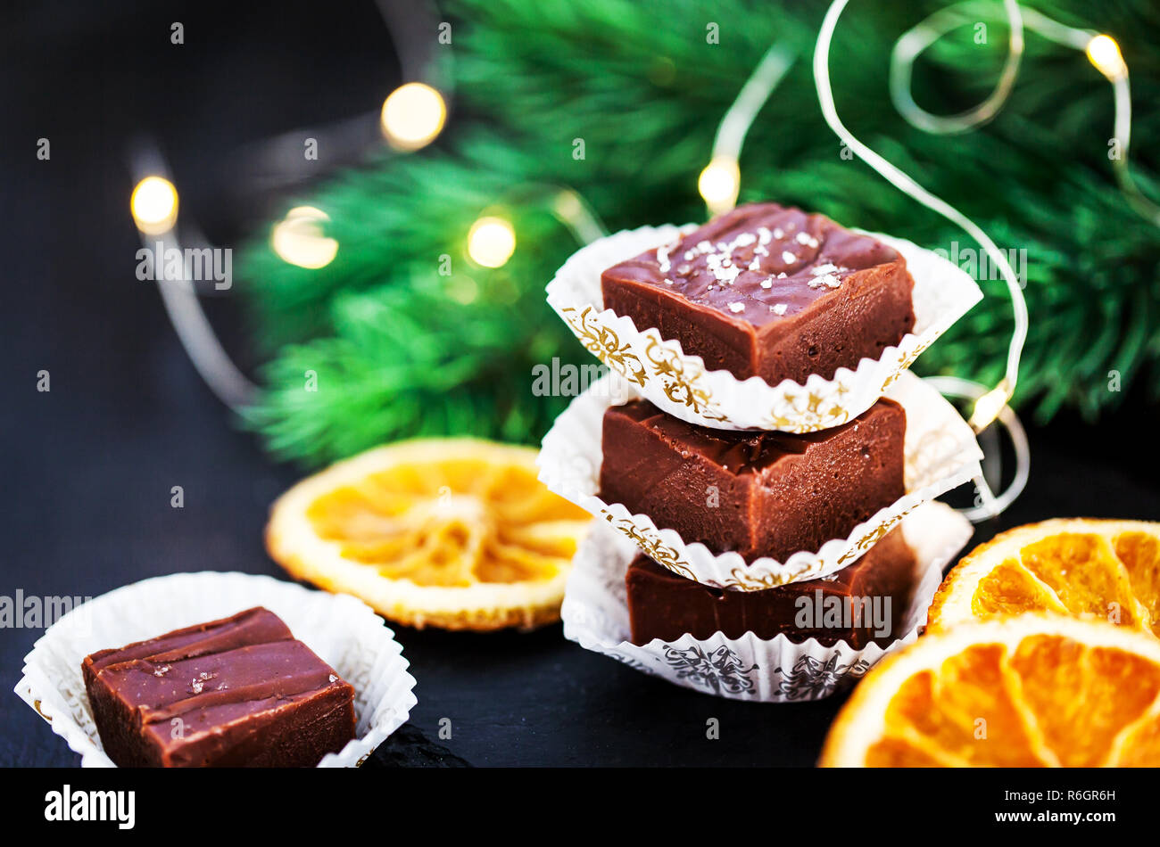Hausgemachten köstlichen chocolate fudge Stücke mit Meersalz Stockfoto