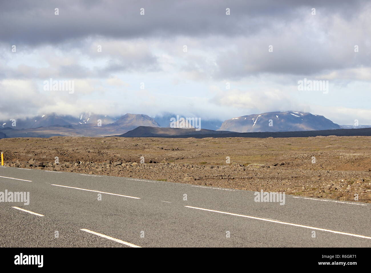 Ein Blick auf Skjaldbreidarhraun Berge und eine Straße nach Midlands, Island, 22. August 2018. (CTK Photo/Jitka Bojanovska) Stockfoto