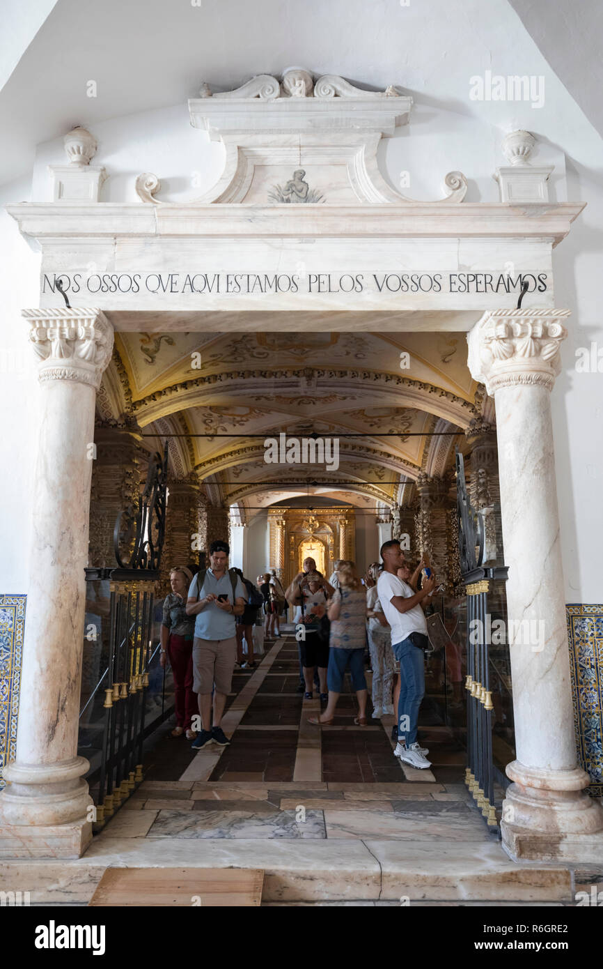 Eingang der Capela dos Ossos Knochen Kapelle mit Inschrift über der Tür unsere Knochen lesen warten auf Ihre Knochen, Évora, Alentejo, Portugal, Europa Stockfoto