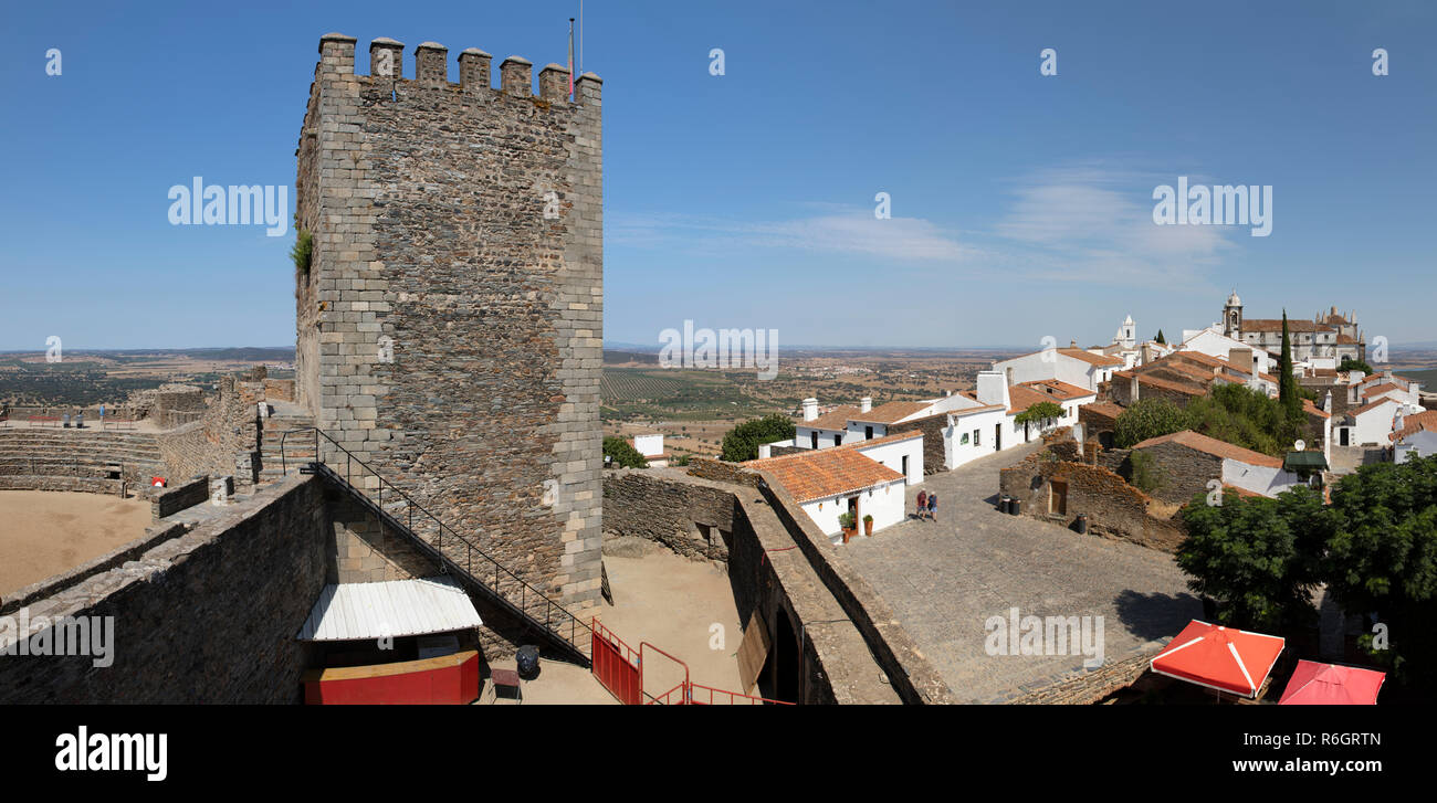 Blick auf den Torre das Feiticeiras Hexen Turm und befestigte Dorf mit der Alentejo Ebene hinter, Monsaraz, Evora Distrikt, Alentejo, Portugal Stockfoto