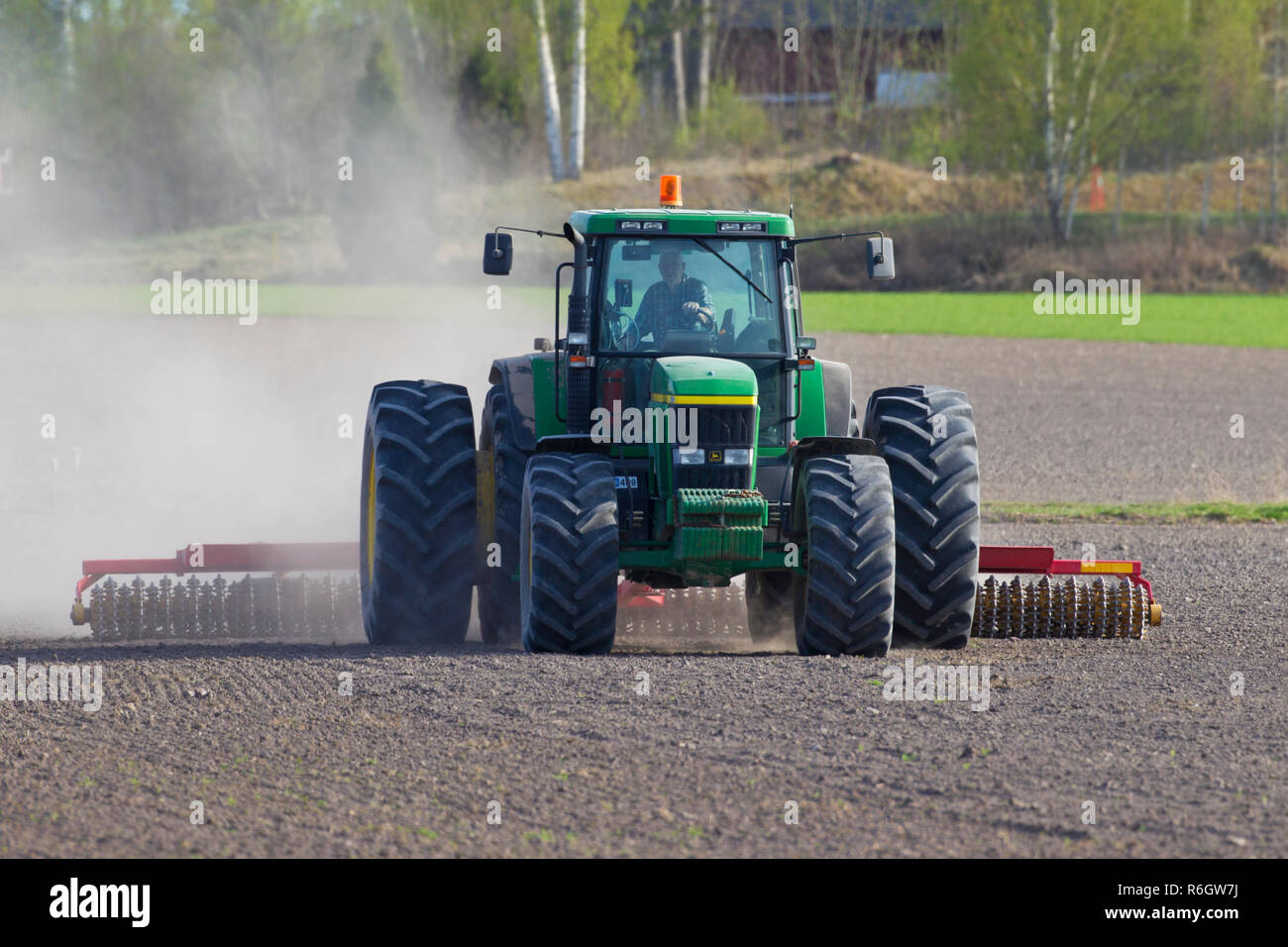 Tractor Pulling cultipacker/Cambridge Walze/Gezahnte Walzen, landwirtschaftliche Geräte, die eine glatte, feste Saatbeet Stockfoto Tractor Pulling cultipacker/Cambridge Walze/Gezahnte Walzen, landwirtschaftliche Geräte, die eine glatte, feste Saatbeet Stockfoto