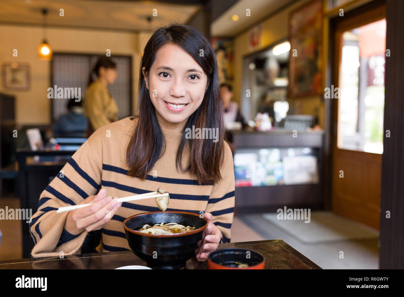 Frau, die japanische Udon Stockfoto