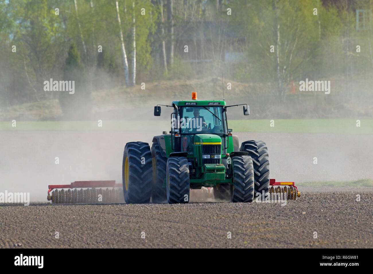 Tractor Pulling cultipacker/Cambridge Walze/Gezahnte Walzen, landwirtschaftliche Geräte, die eine glatte, feste Saatbeet Stockfoto Tractor Pulling cultipacker/Cambridge Walze/Gezahnte Walzen, landwirtschaftliche Geräte, die eine glatte, feste Saatbeet Stockfoto