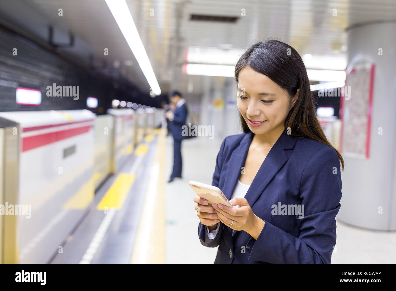 Geschäftsfrau, die Nutzung von Mobiltelefonen Stockfoto