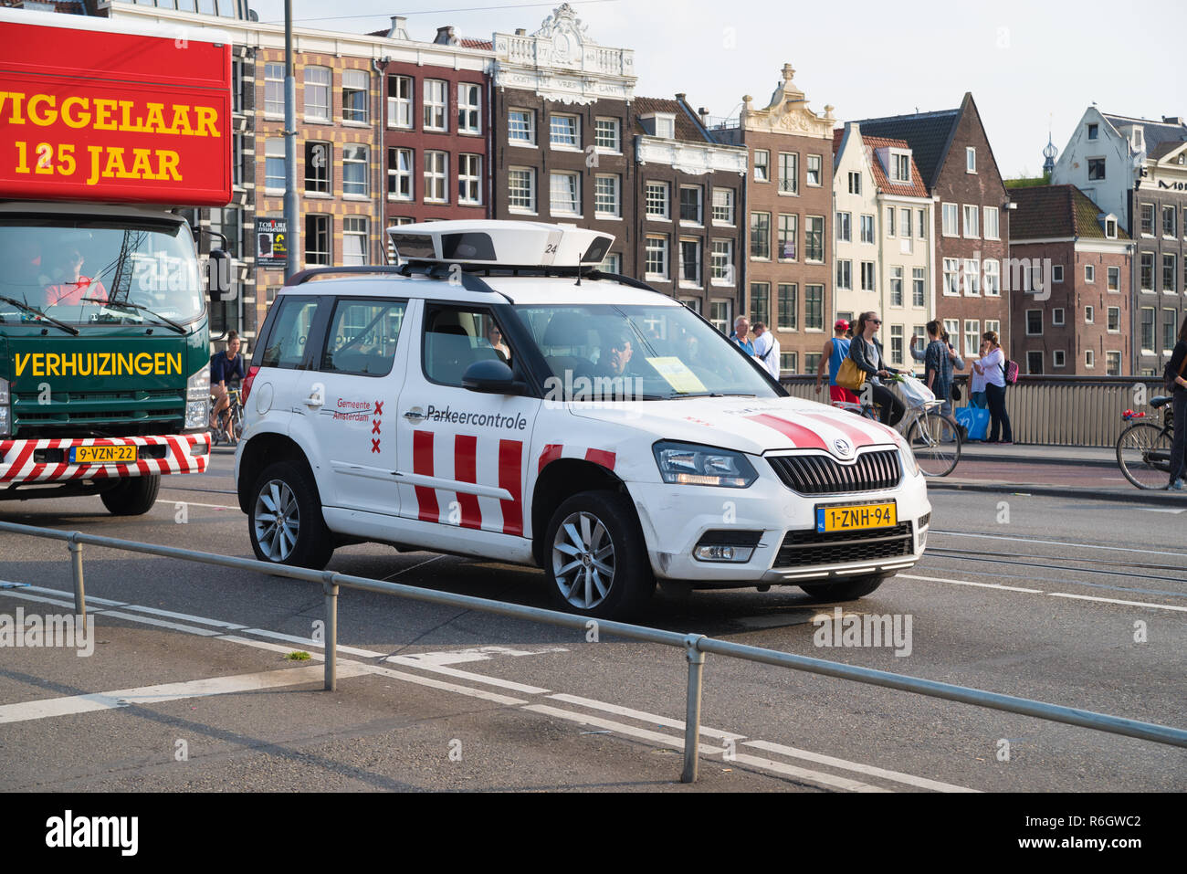 AMSTERDAM, NIEDERLANDE, 25. AUGUST 2017: Auto Fahrzeug mit automatischer Steuerung auf seinem Dach Stockfoto