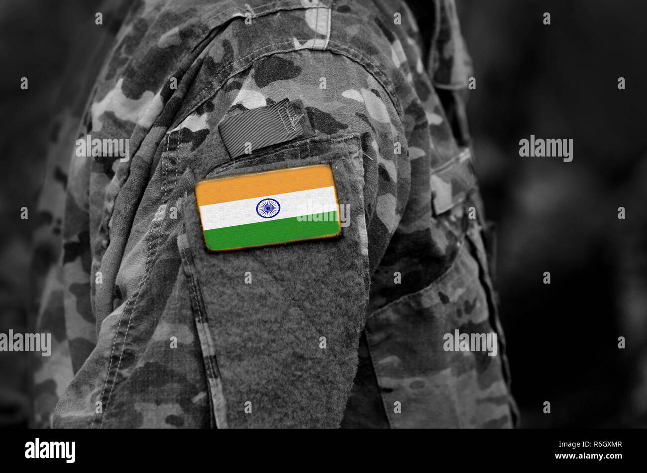 Flagge von Indien über militärische Uniformen. Indien Fahne auf Soldaten arm (Collage). Stockfoto