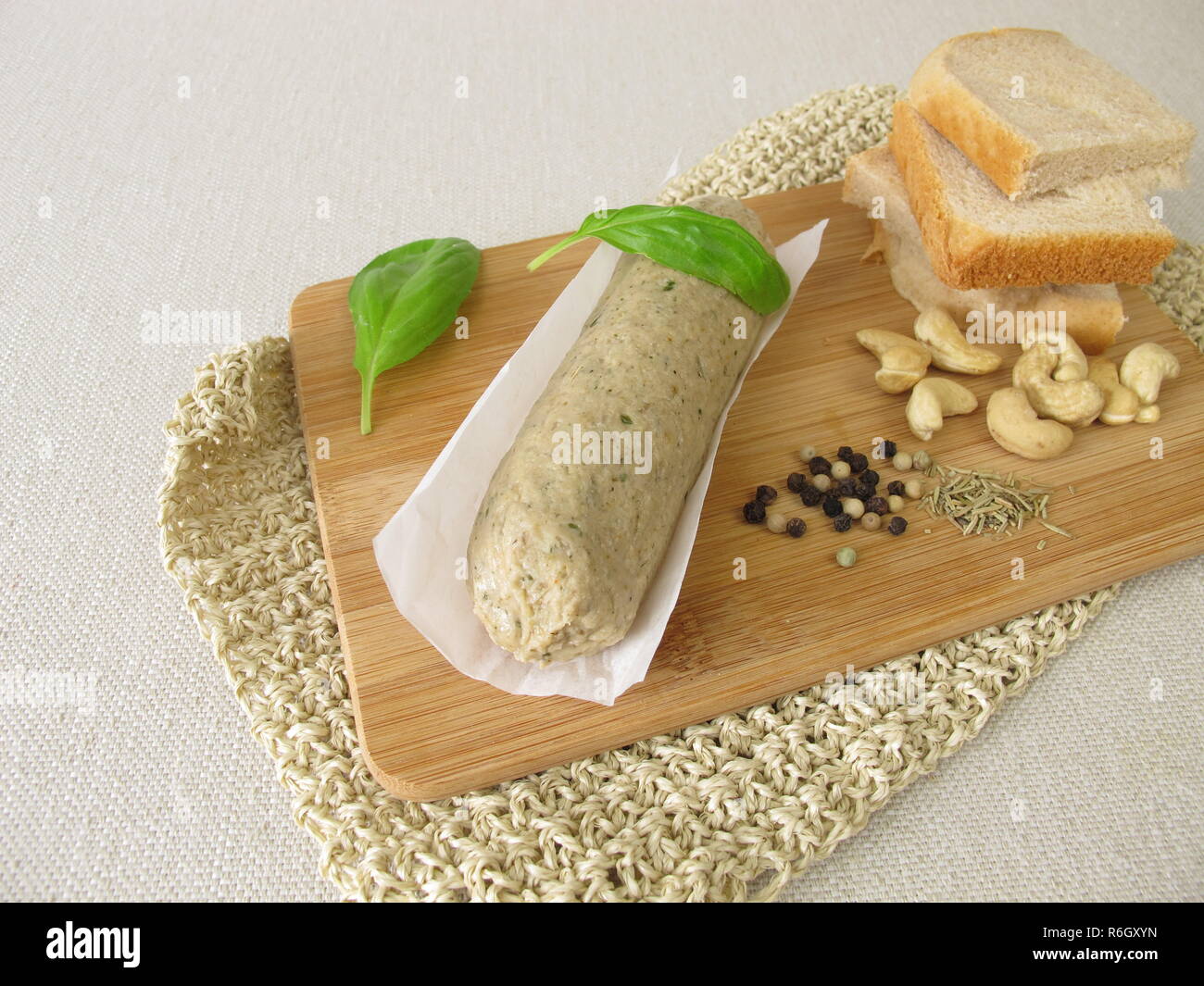 Hausgemachte vegane Leberwurst aus cesve Muttern mit Pfeffer und Rosmarin Stockfoto