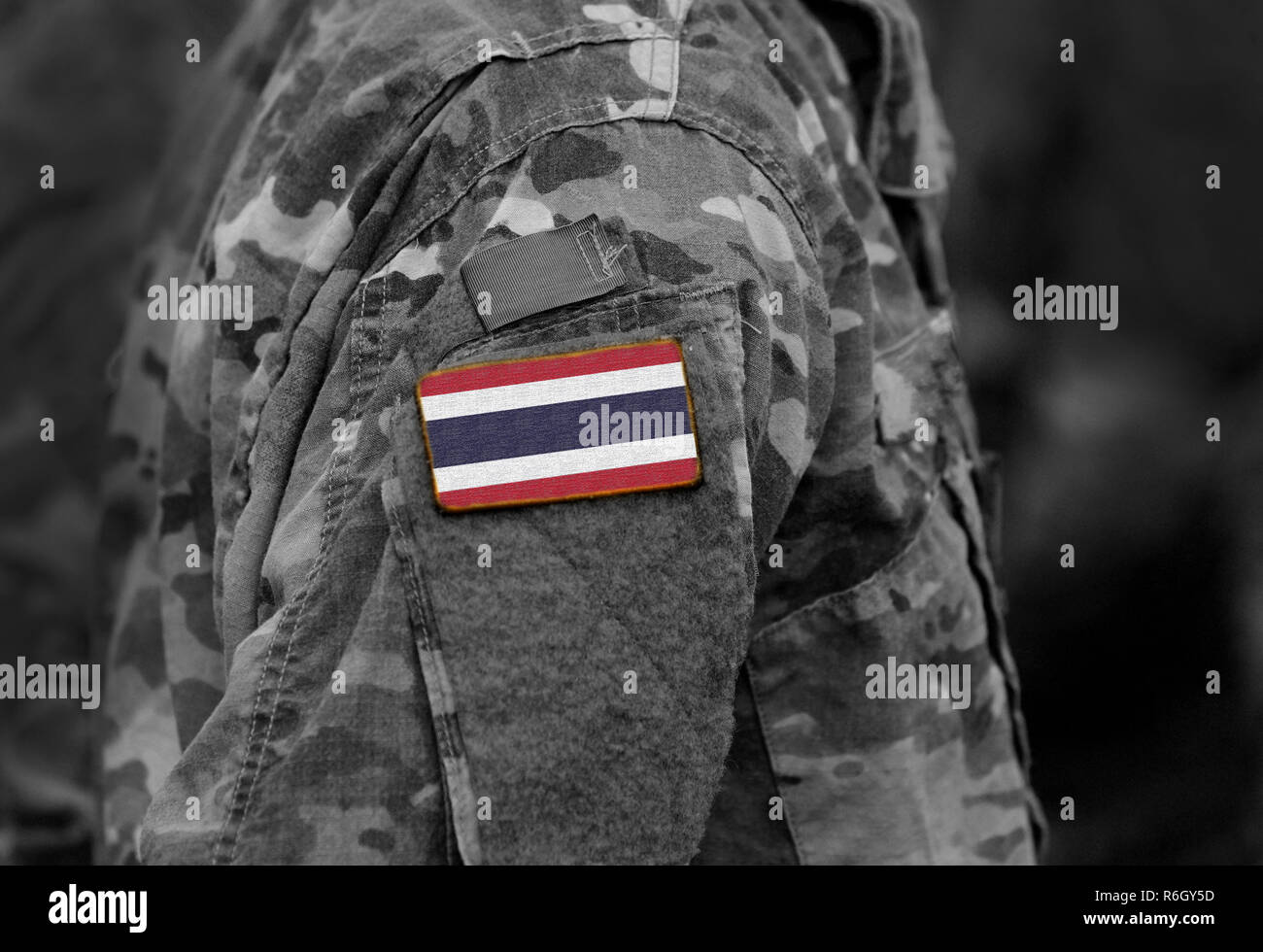 Flagge Thailand über militärische Uniformen. Thailand Flagge auf Soldaten arm (Collage). Stockfoto