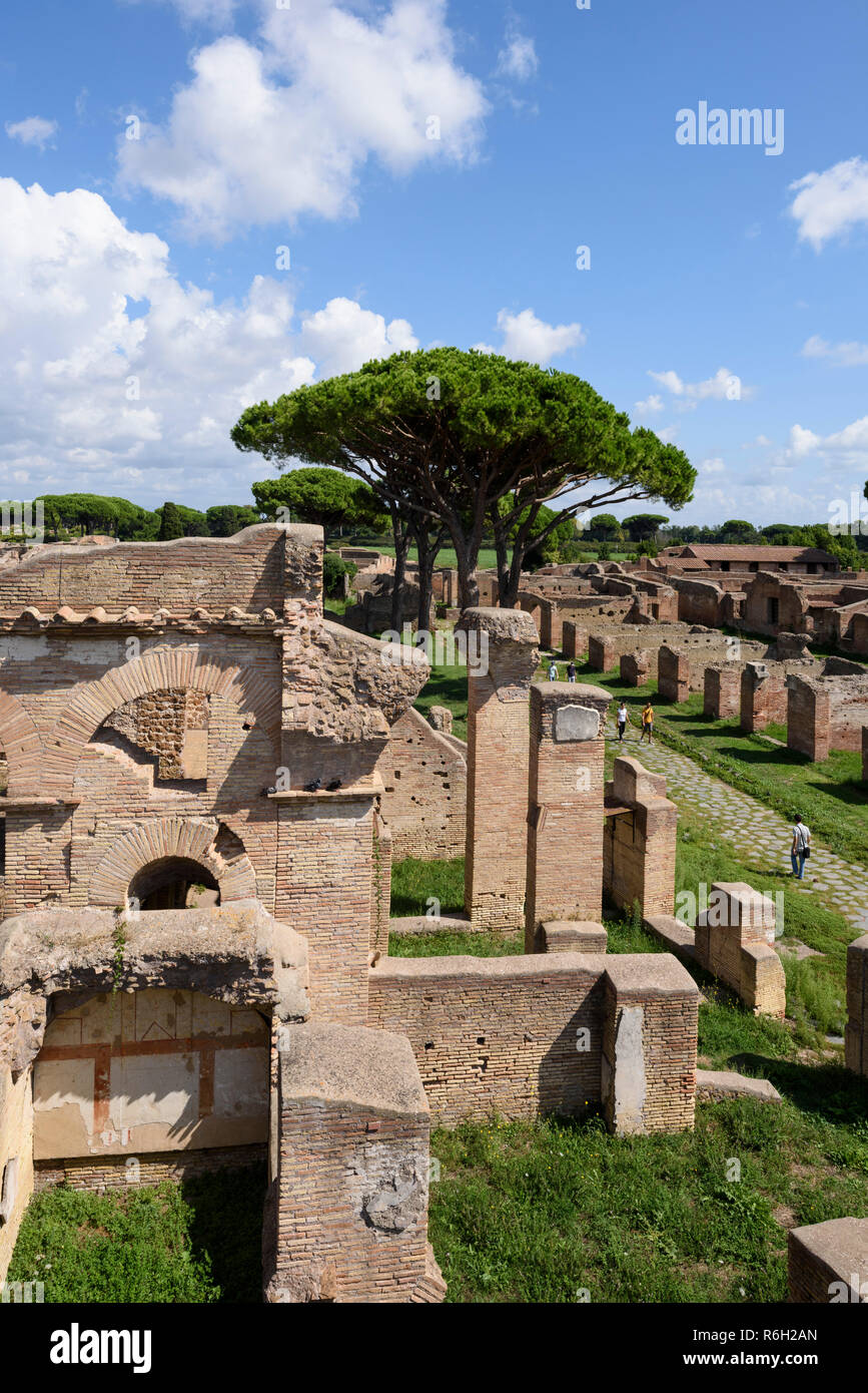 Rom. Italien. Ostia Antica. Cardo degli Aurighi (700 Berittene Straße) von der Terrasse des Caseggiato degli Aurighi (Gebäude der Wagenlenker), fo Stockfoto