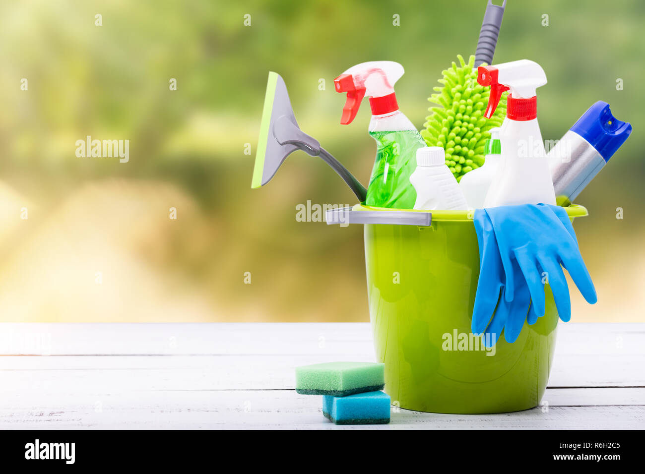 Reinigung Konzept der Reinigungsmittel benötigt, um die Reinigung zu Frühling. Reinigungsgeräte am Frühling Hintergrund. Stockfoto