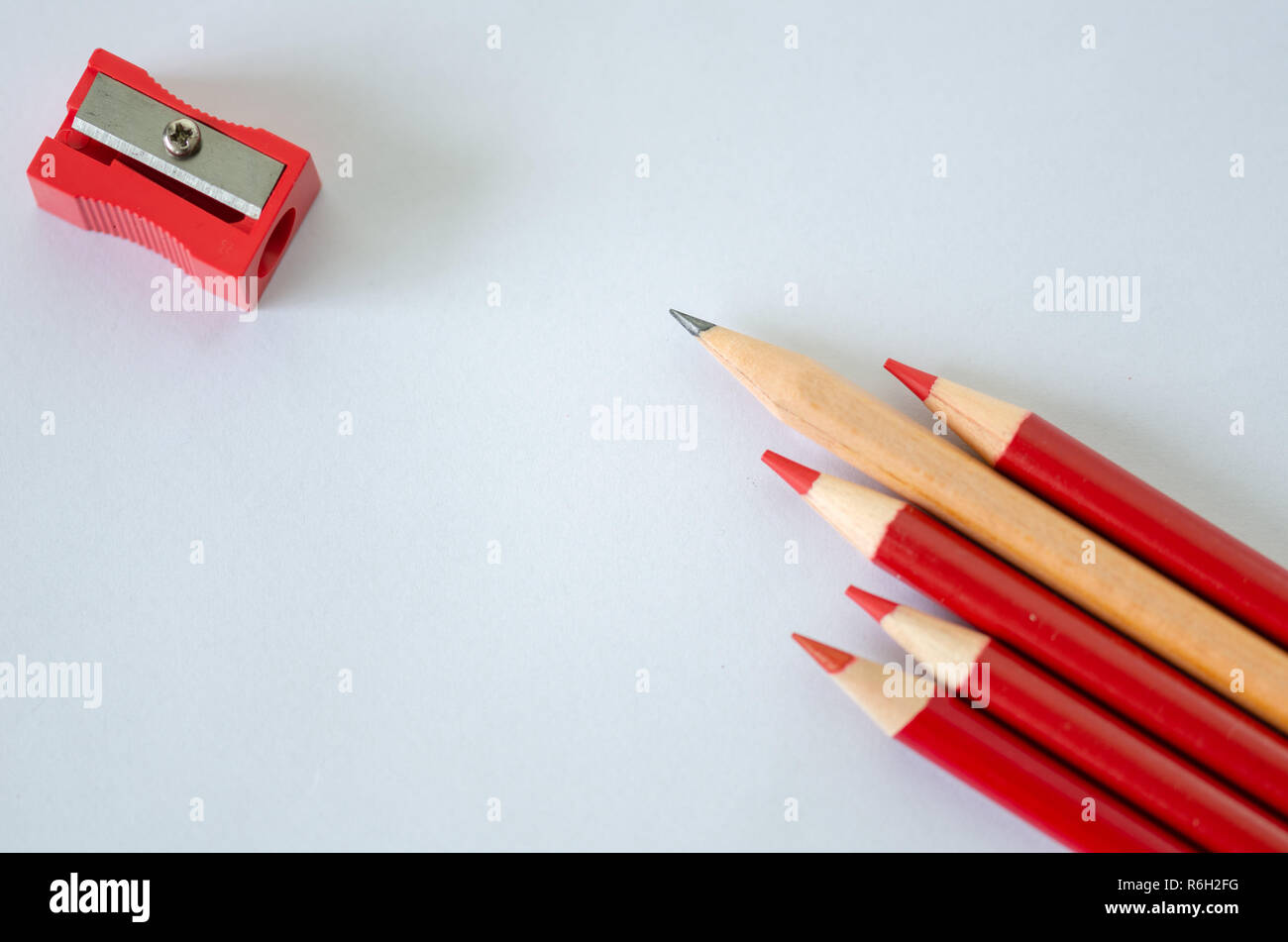 Gelben Bleistift von Masse von viele identische roter Stift auf weißem Hintergrund. Führung, Einzigartigkeit, Selbständigkeit, Initiative, Strategie, Stockfoto