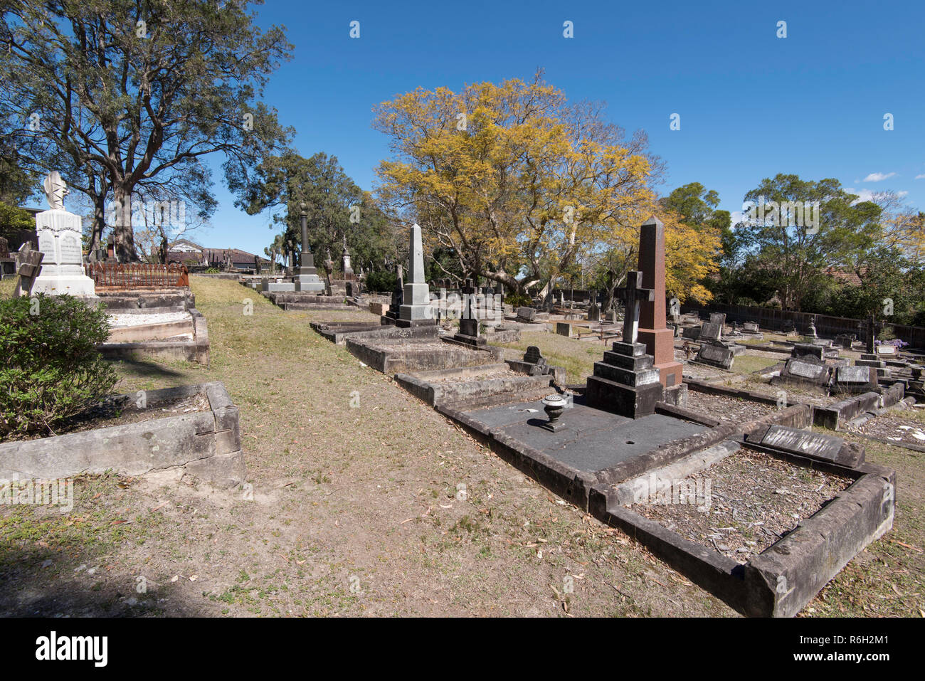 Der Friedhof an der Rückseite von St Johns anglikanische Kirche, Gordon im September 2018 ist auf der Suche ausgetrocknete und Braun nach einer längeren Trockenperiode in Sydney Stockfoto