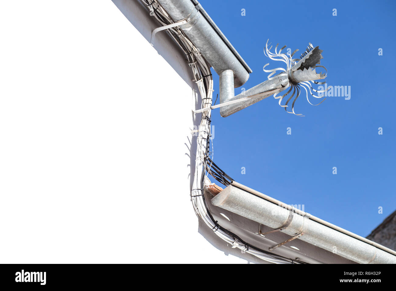 Zink Dachrinne Abflusssystem Drachen - über blauen Himmel geformt Stockfoto