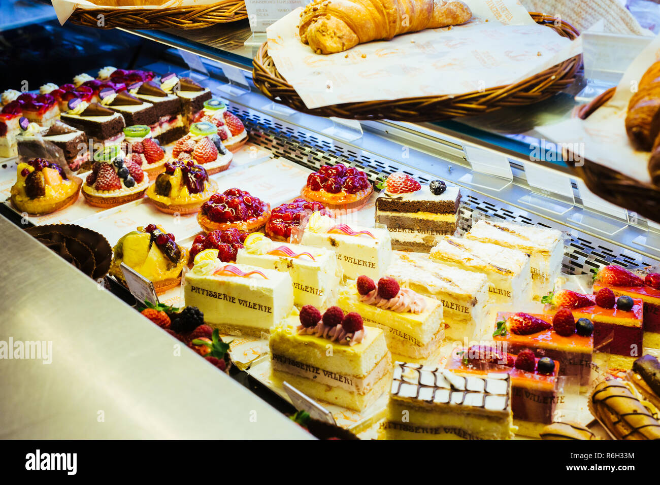 London/Großbritannien - 11. März 2018: Schließen Sie herauf Foto der Showcase mit Kuchen in der Patisserie Valerie in London, Großbritannien Stockfoto
