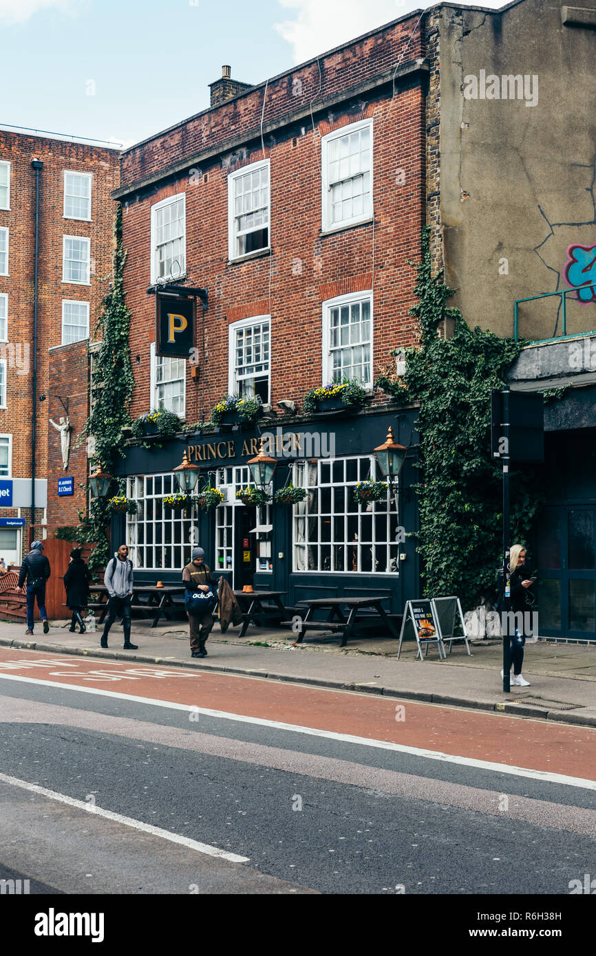 London/Großbritannien - 25. März 2018: Londoner von Der Prinz Arthur Pub Weitergabe der Eversholt Street in London, UK. Pubs sind entspannt, soziale Trinken establi Stockfoto