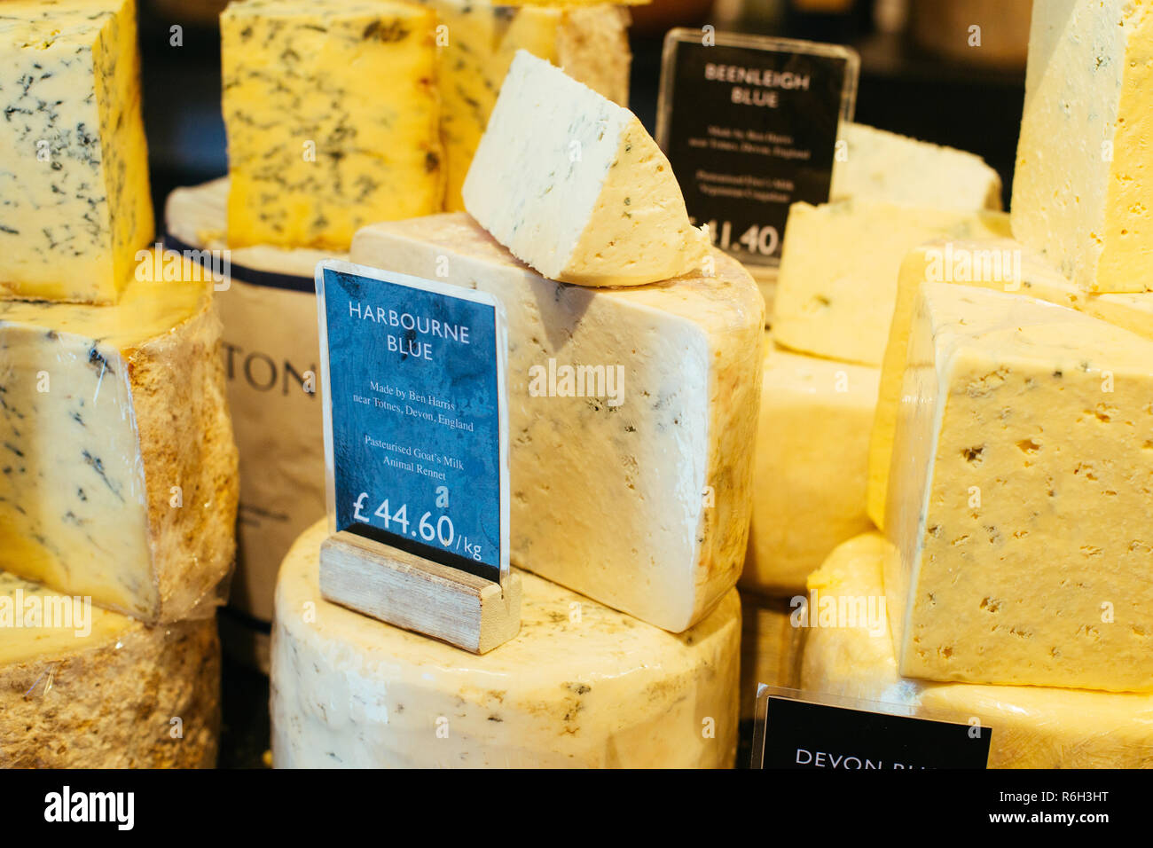 London, UK/11. März 2018: Blauschimmelkäse auf den Zähler der Neals Yard Dairy shop auf die Shorts Gärten Straße. Neal's Yard Dairy ist ein Londoner artisa Stockfoto