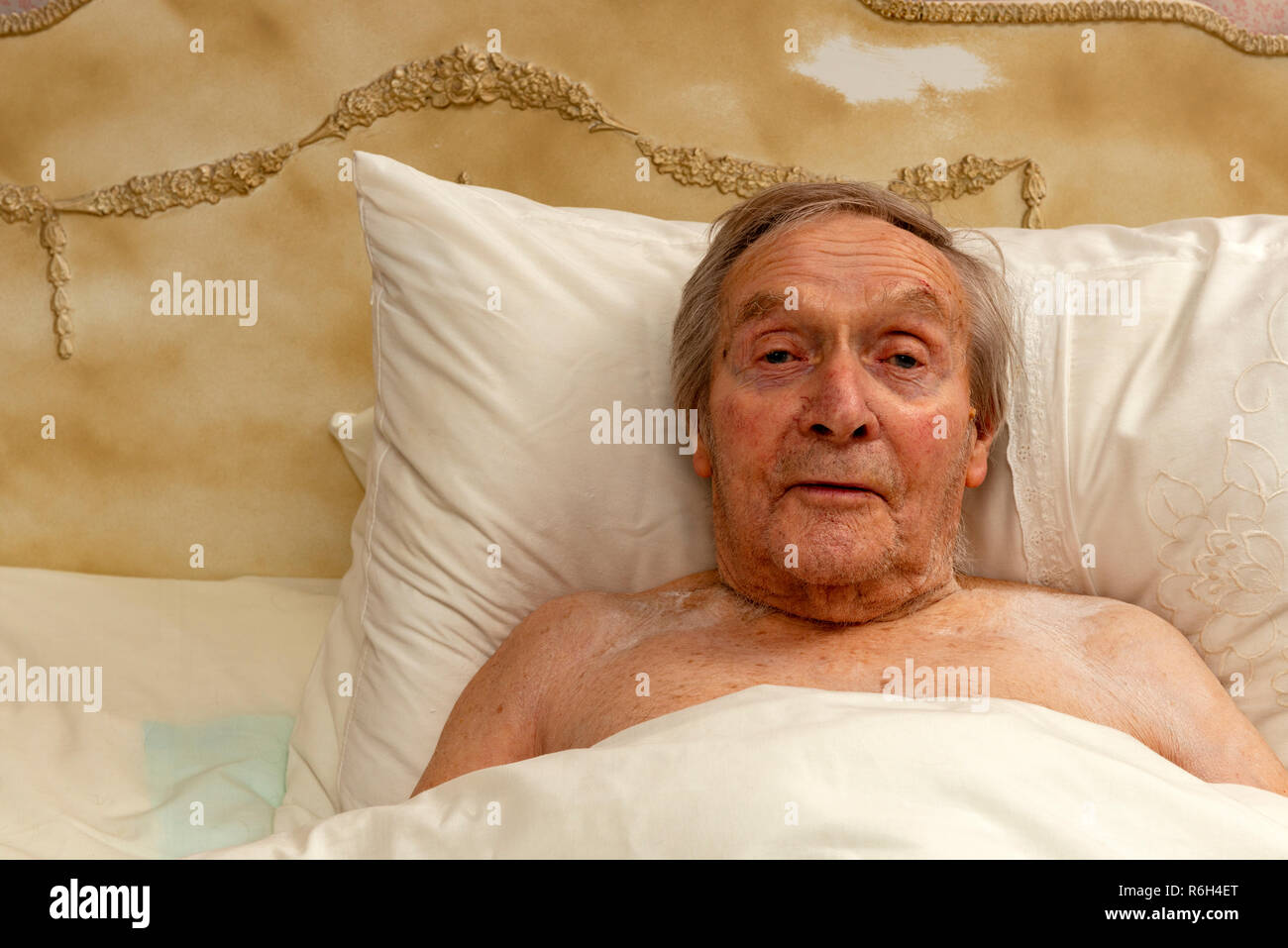 92-jähriger Mann im Bett Stockfoto