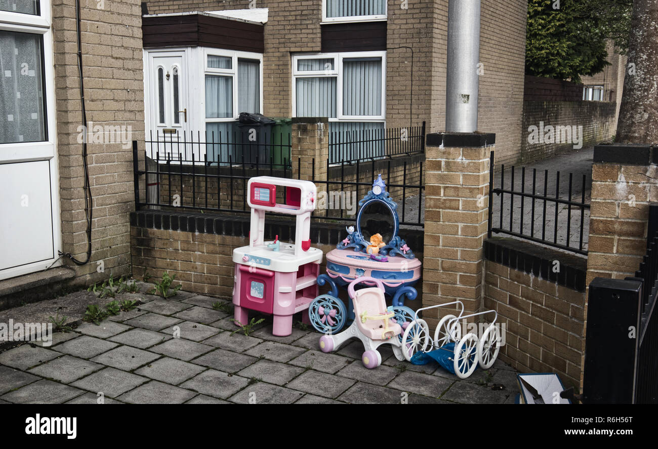 Kinderspielzeug im Vorgarten, Cardiff, Wales, Vereinigtes Königreich Stockfoto