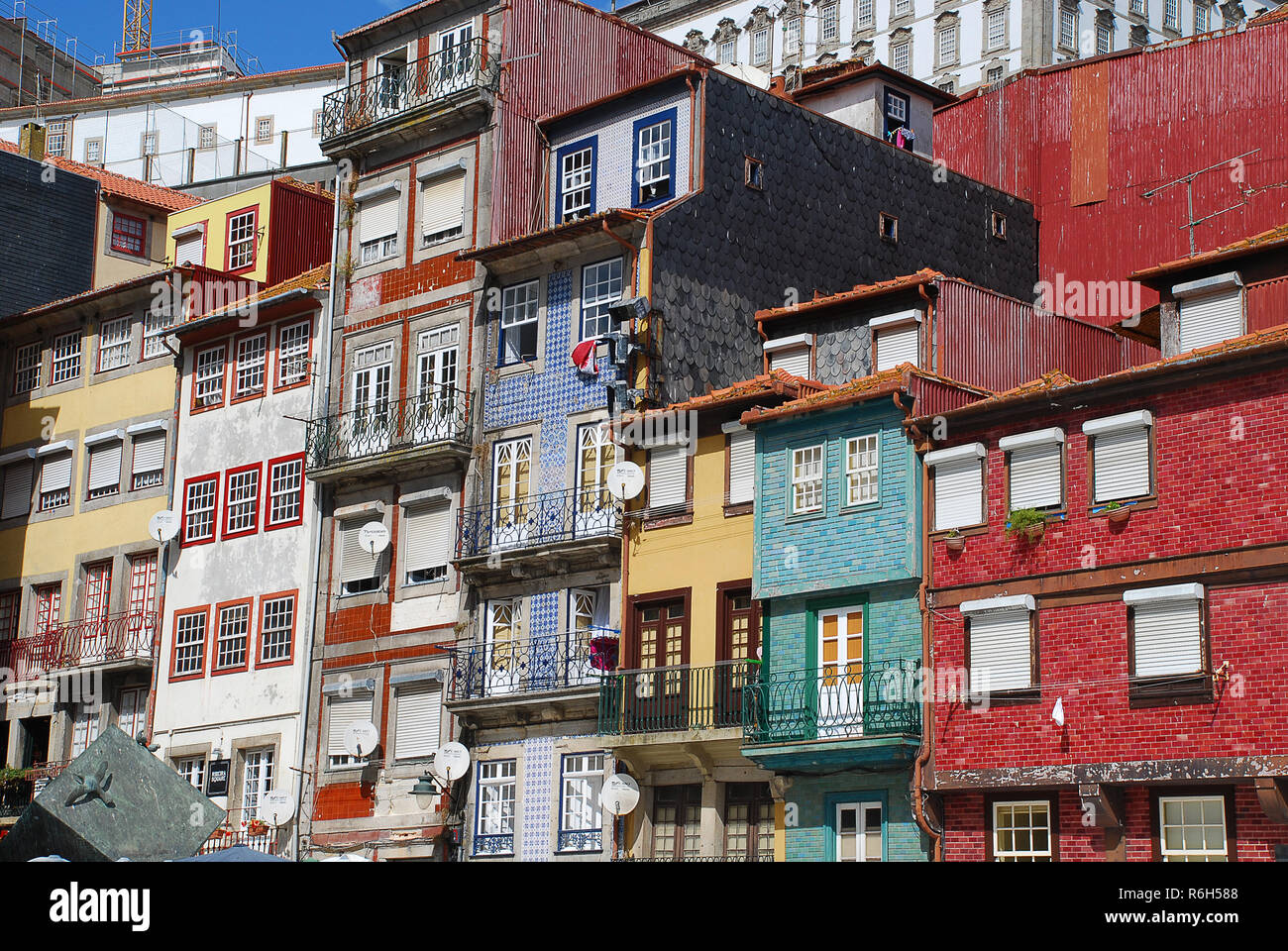 Typische alte Häuser in Porto, Portugal. Porto ist die zweitgrößte Stadt in Portugal nach Lissabon Stockfoto