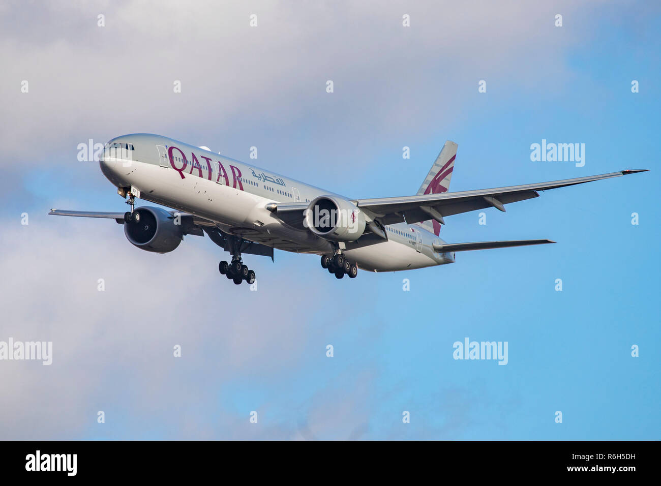 Qatar Airways Boeing 777-300gesehen Landung in London Heathrow International Airport LHR/EGLL in London. Das Flugzeug ist speziell eine Boeing 777-3 DZ (ER) Mit der Registrierung einen 7-BAF, mit zwei der größten Jet Motoren ausgerüstet, die GE90. Qatar Airways verbindet London mit Doha auf einer täglichen Basis. Stockfoto