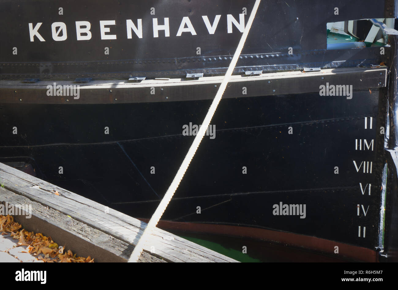 Boot namens Kobenhavn mit Schiffen Entwurf am Rumpf, Kopenhagen, Dänemark, Skandinavien Stockfoto