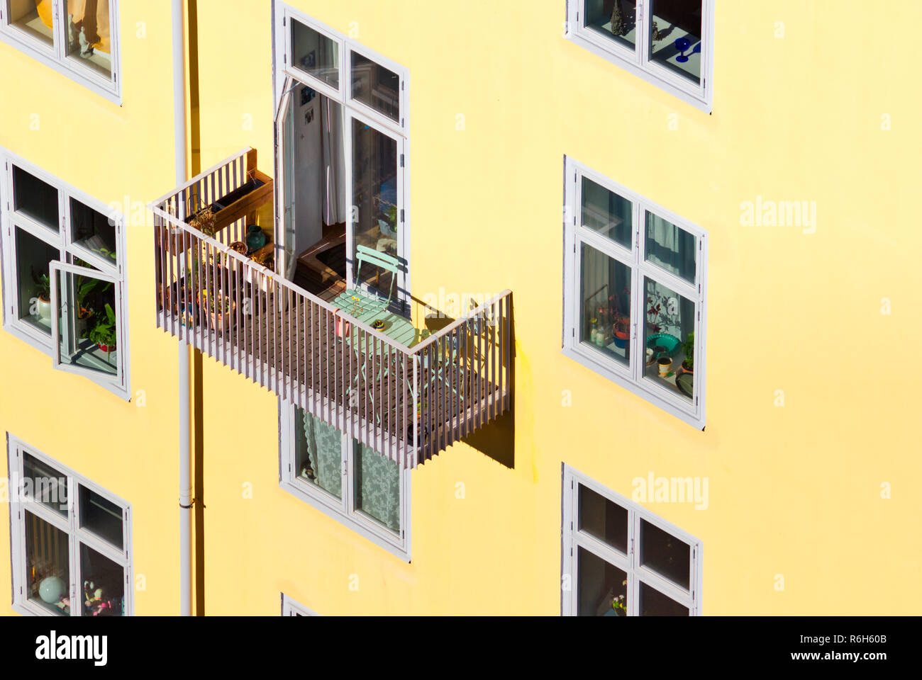 Tisch und Stühle auf dem Balkon von Gelb lackiert Appartementhaus, Christianshavn, Kopenhagen, Dänemark, Skandinavien Stockfoto