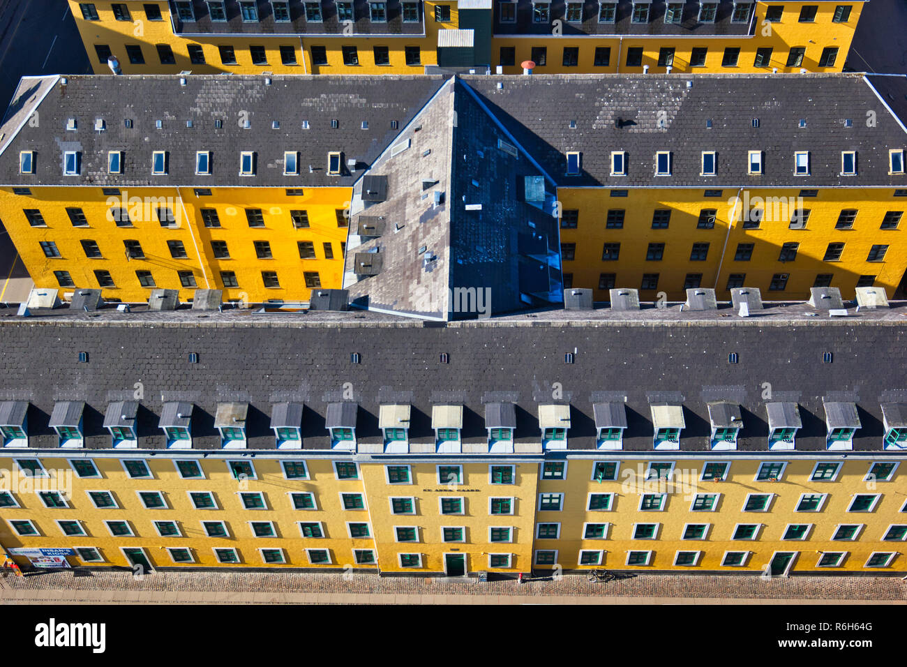 Hohe Aufnahme von gelb gestrichenen Wohnblocks, Christianshavn, Kopenhagen, Dänemark, Skandinavien Stockfoto