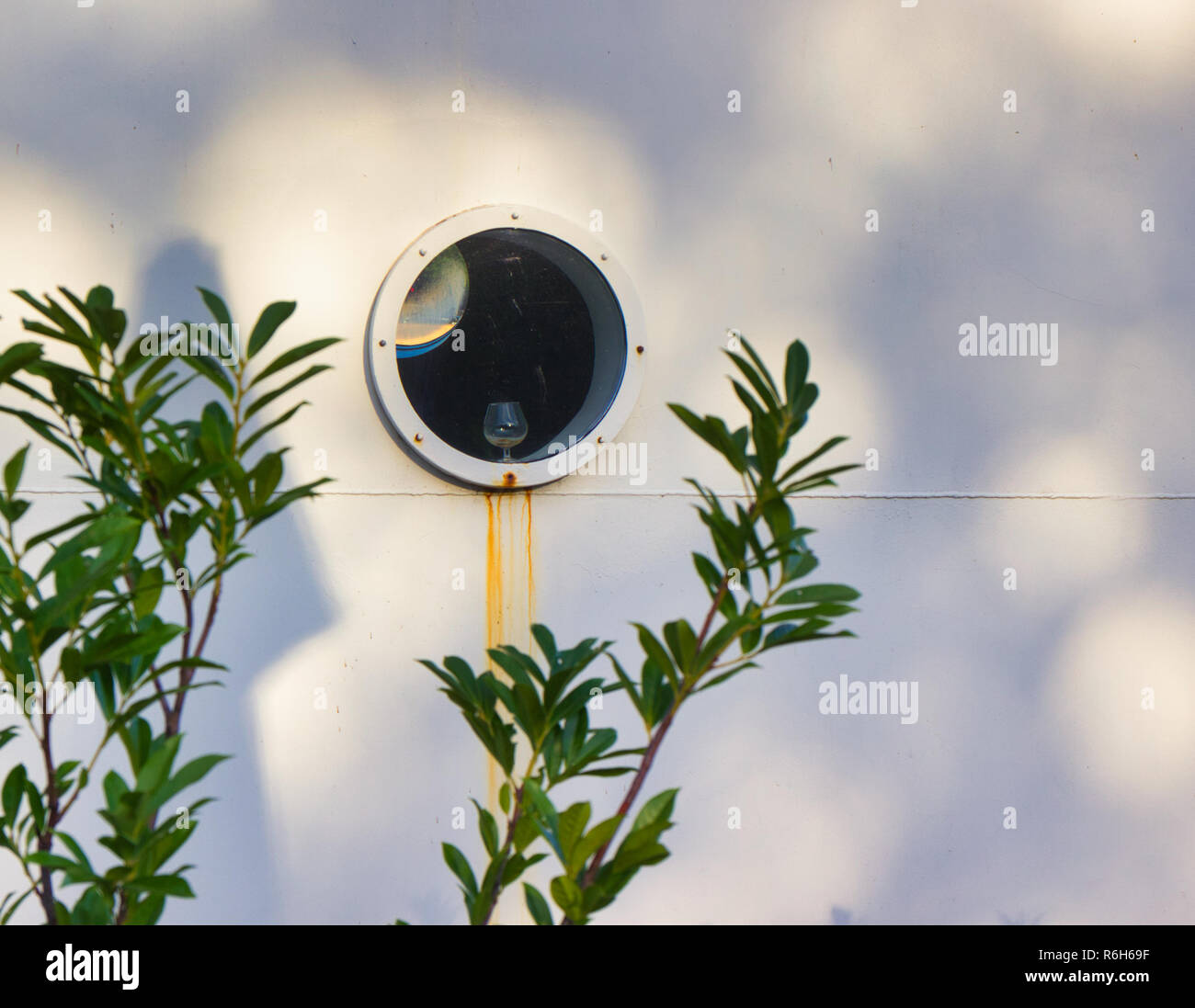 Wein Glas im Bullauge von Schiff, Kopenhagen, Dänemark, Skandinavien Stockfoto